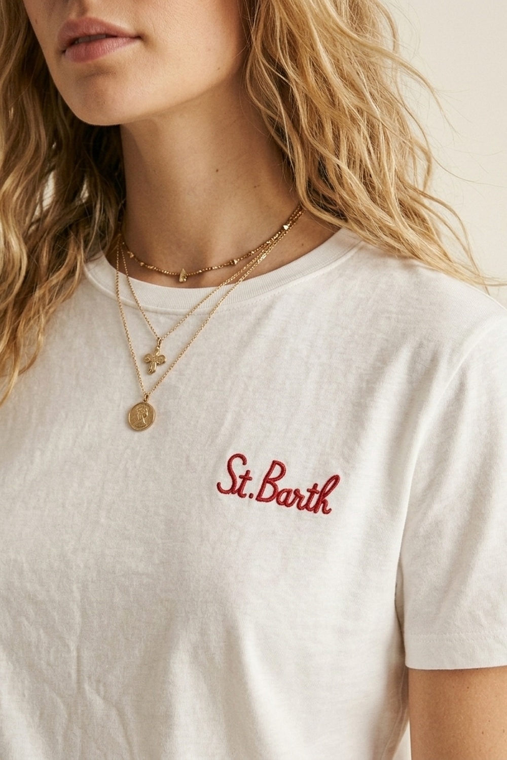 Camiseta blanca de algod&oacute;n bordada en el pecho con ajuste regular y cuello redondo