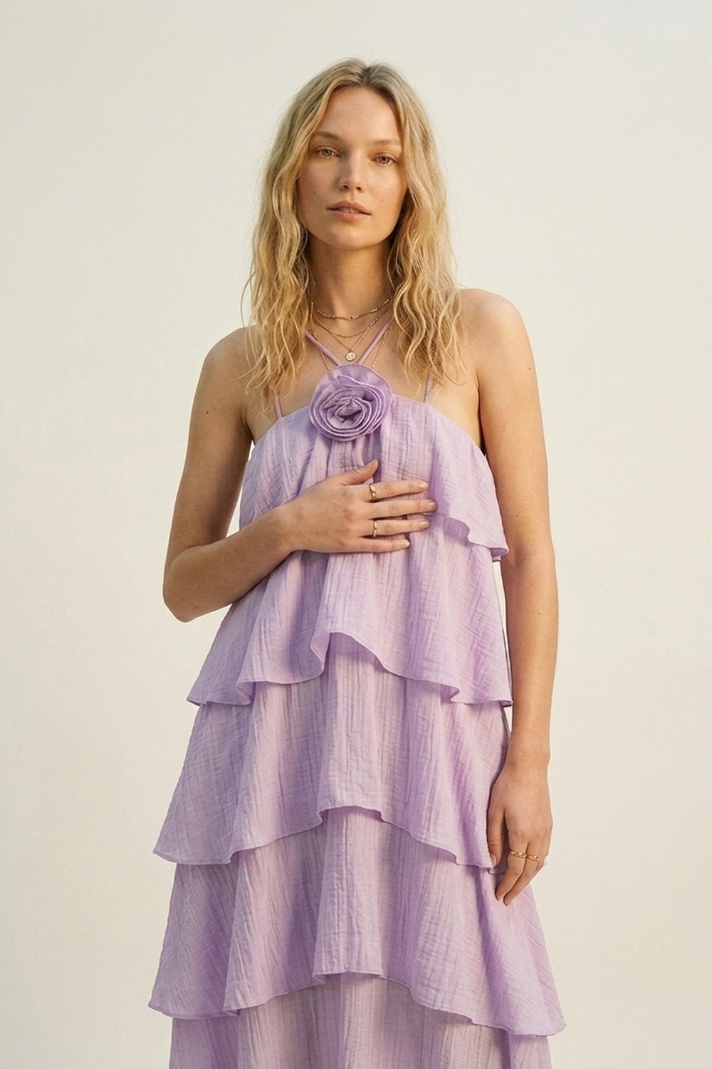 Vestido Maxi con Detalle de Rosa en Volantes de Capas Arrugadas de Tela Tejida Lila