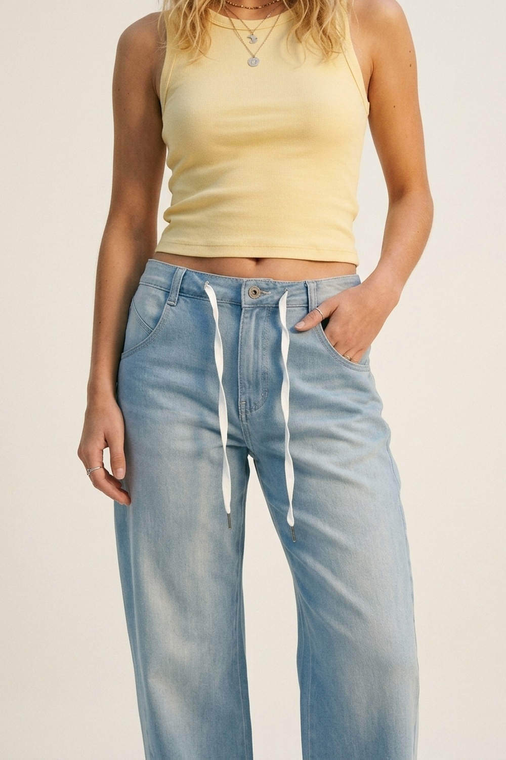 Pantalones vaqueros de mezclilla azul claro con cord&oacute;n y ajuste relajado