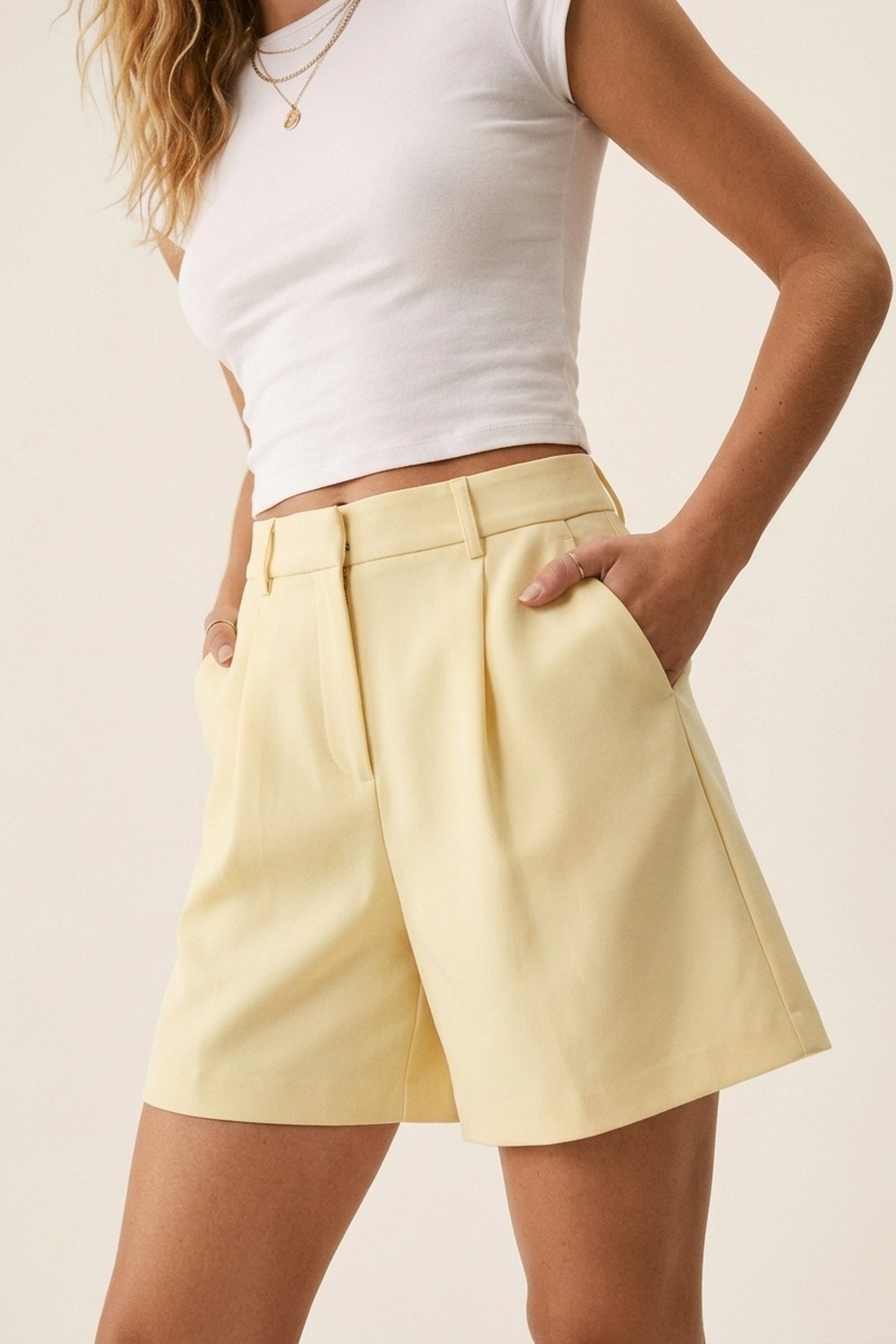 Shorts amarillos de l&iacute;nea A con pliegues y trabillas para cintur&oacute;n