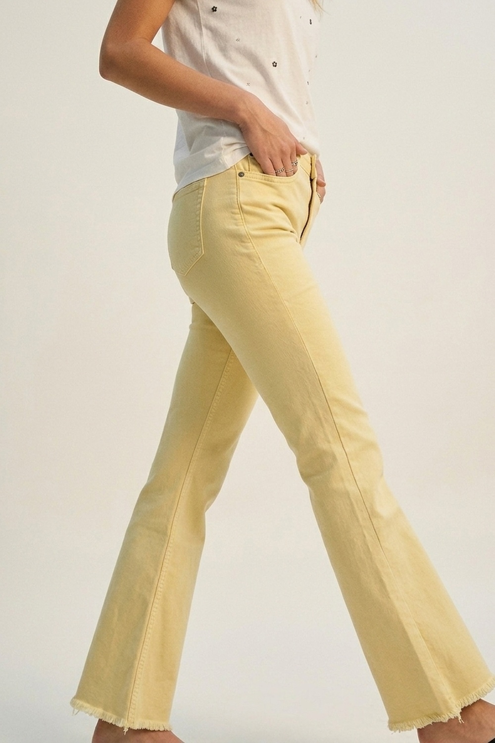 Jeans acampanados con borde de dobladillo sin rematar en color amarillo Jeans acampanados con borde de dobladillo sin rematar en color amarillo