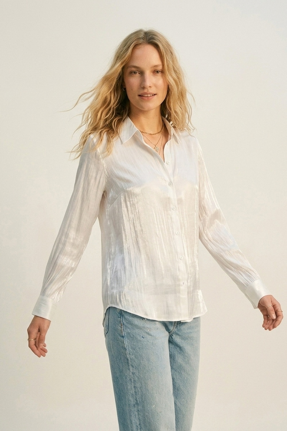 Camisa blanca de sat&eacute;n brillante con botones
