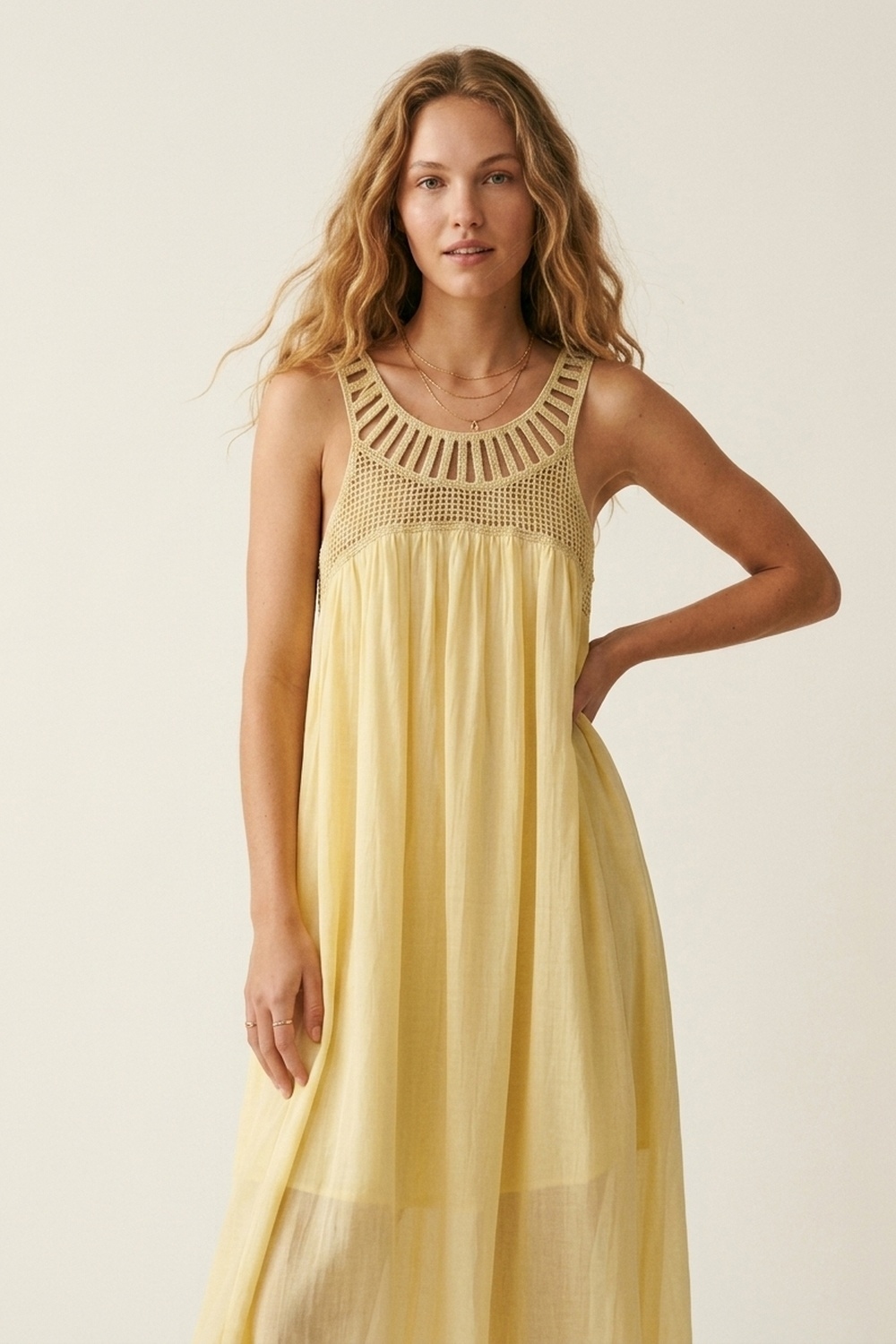 Vestido Maxi Amarillo con Canes&uacute; de Ganchillo y Falda Fluyente