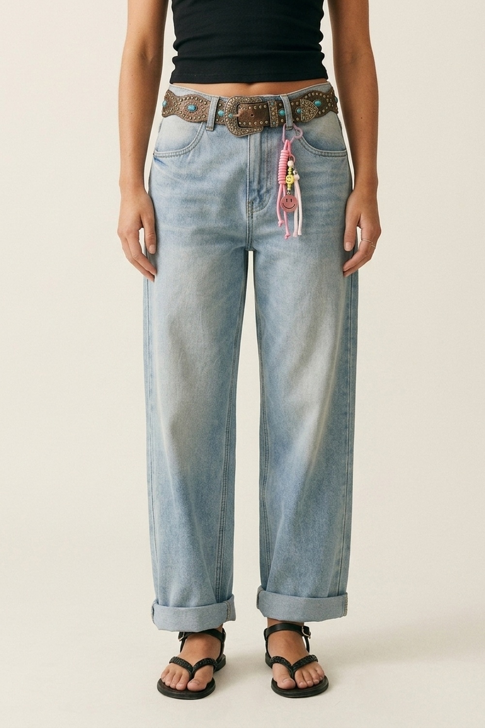 Pantalones Vaqueros Anchos de Mezclilla Azul Claro estilo mom con Detalle de Encanto