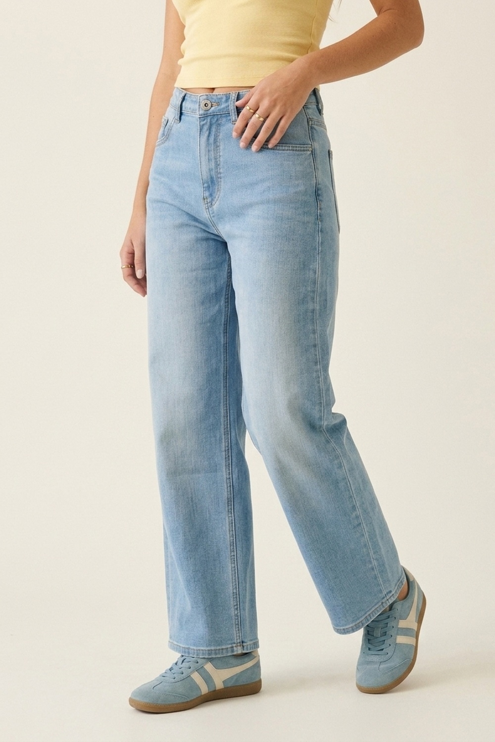 Jeans de mezclilla de pierna recta de tiro medio en lavado azul claro