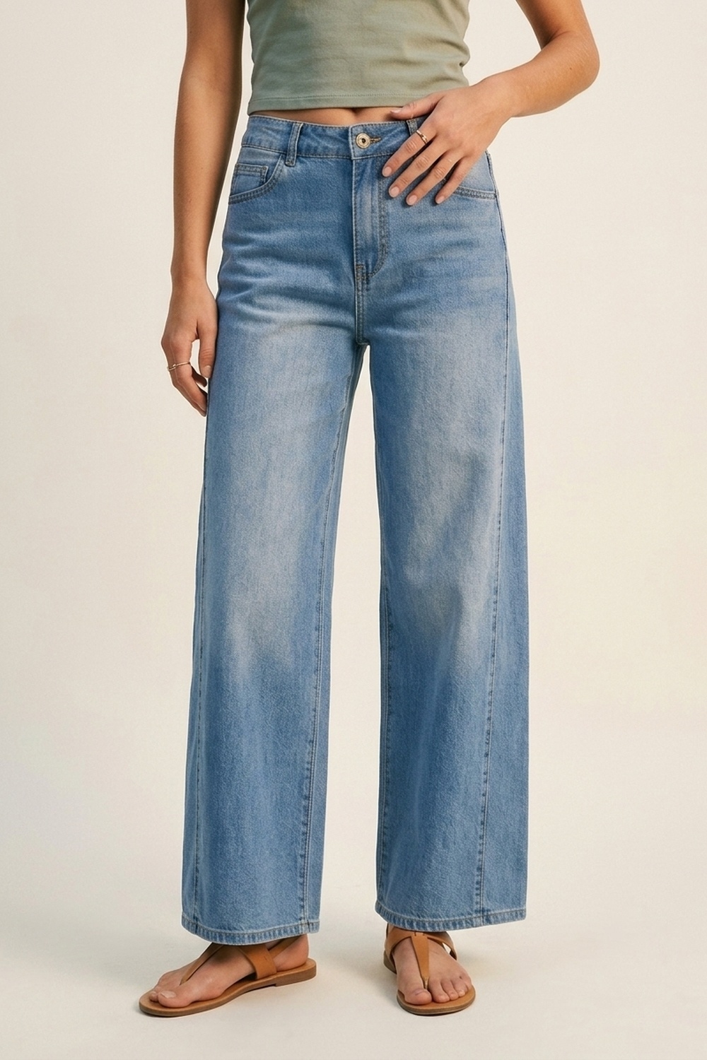 Jeans azul de pierna ancha y lavado claro con costuras laterales