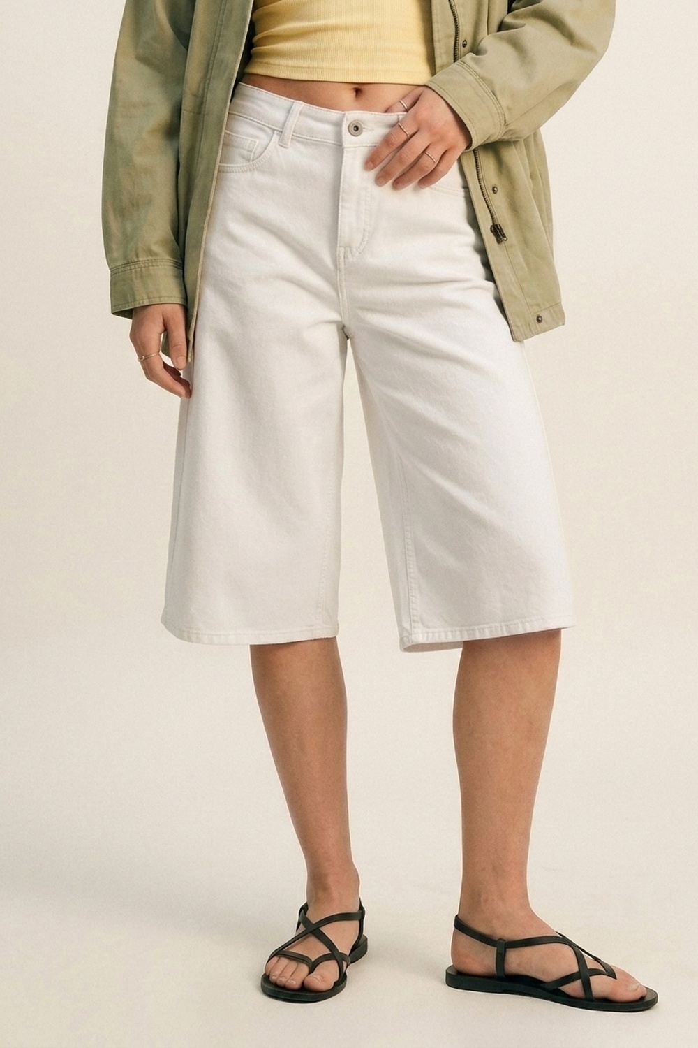 Pantalones cortos de mezclilla bermuda blancos de pierna ancha hasta la rodilla Pantalones cortos de mezclilla bermuda blancos de pierna ancha hasta la rodilla