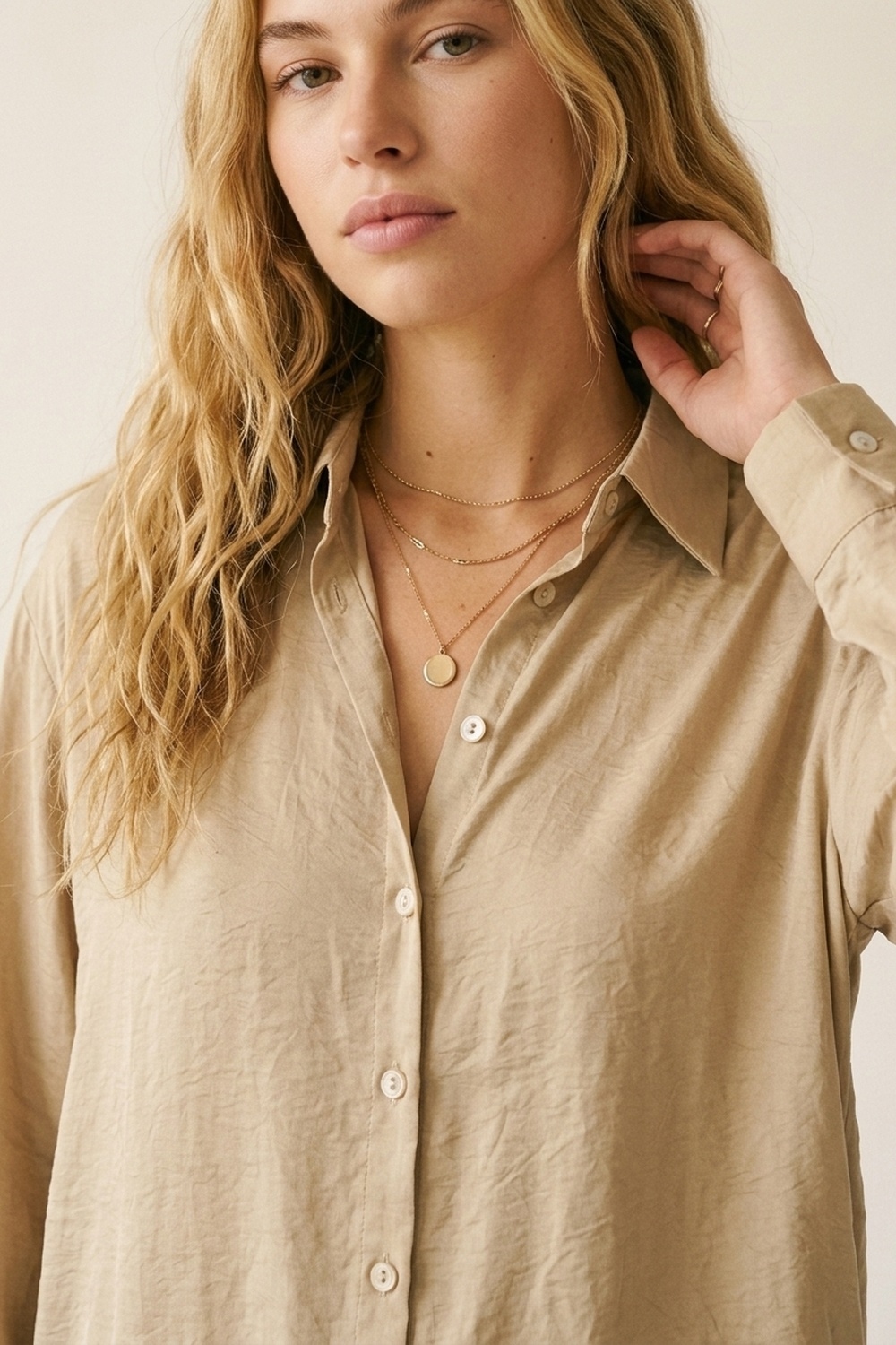 Vestido camisero beige de manga larga con botones al frente en satén brillante Vestido camisero beige de manga larga con botones al frente en satén brillante