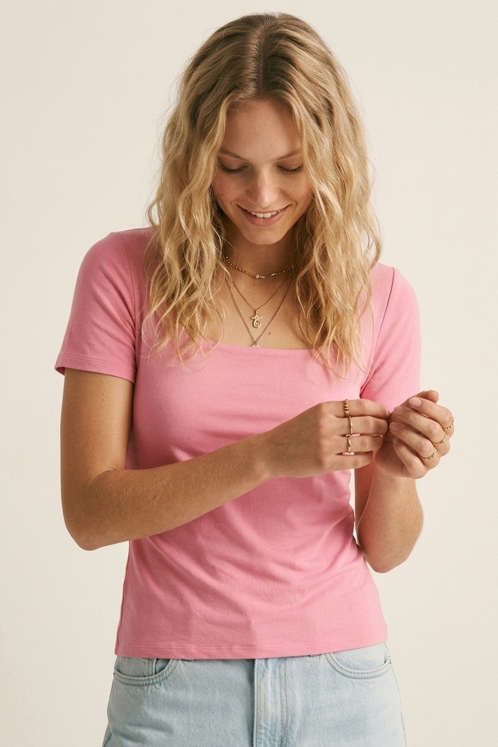 Top el&aacute;stico rosa de manga corta y cuello cuadrado