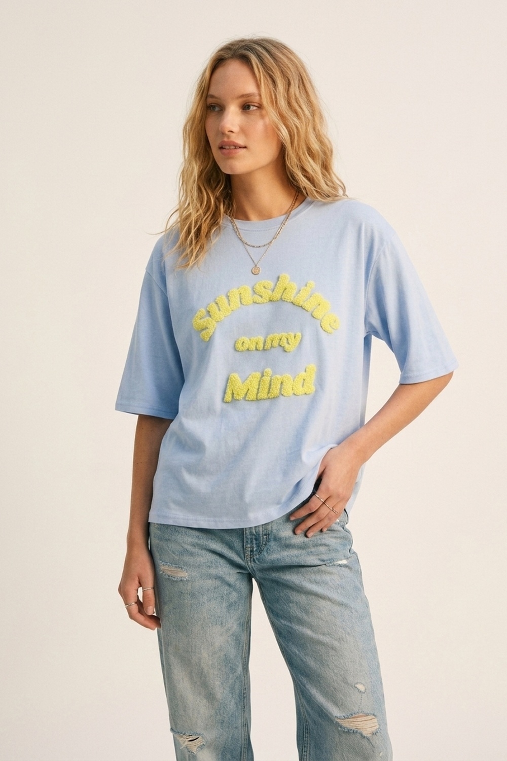 Camiseta Azul Claro de Corte Relajado con Letras Amarillas