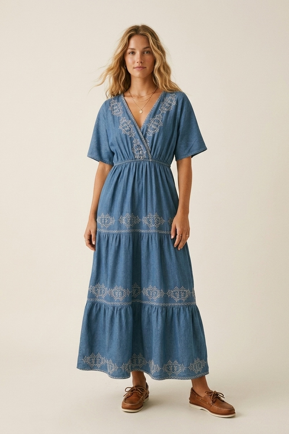 Maxivestido bordado azul con escote en V