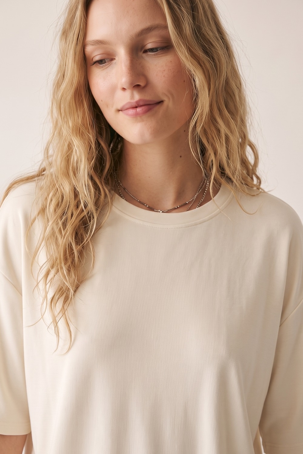 Sudadera crema de ajuste relajado de manga corta con cuello redondo Sudadera crema de ajuste relajado de manga corta con cuello redondo