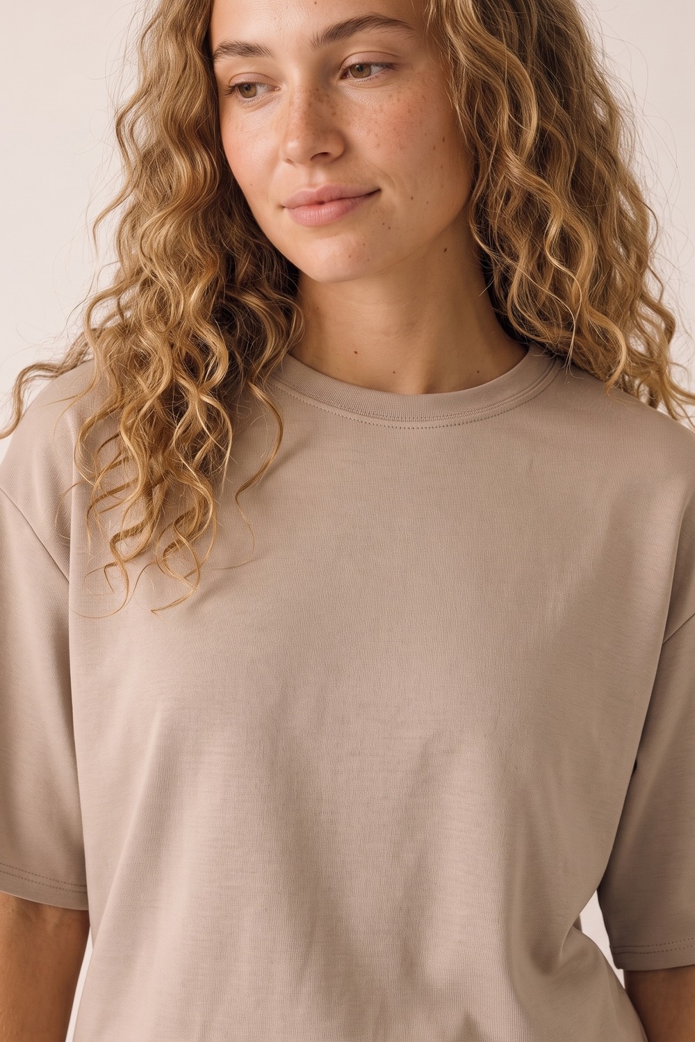 Camiseta de manga corta con ajuste relajado y cuello redondo en beige