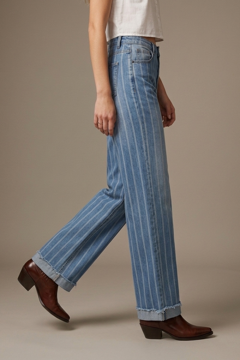Jeans azul medio con dise&ntilde;o de rayas y pernera ancha deshilachada