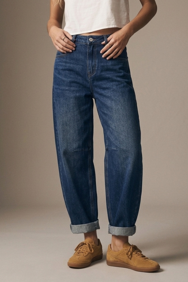 Vaqueros de pierna ancha con vuelta, r&iacute;gidos y de lavado oscuro en azul denim.