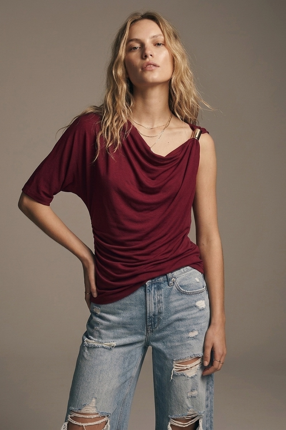 Blusa Asim&eacute;trica con Acento Met&aacute;lico en Jersey Burdeos