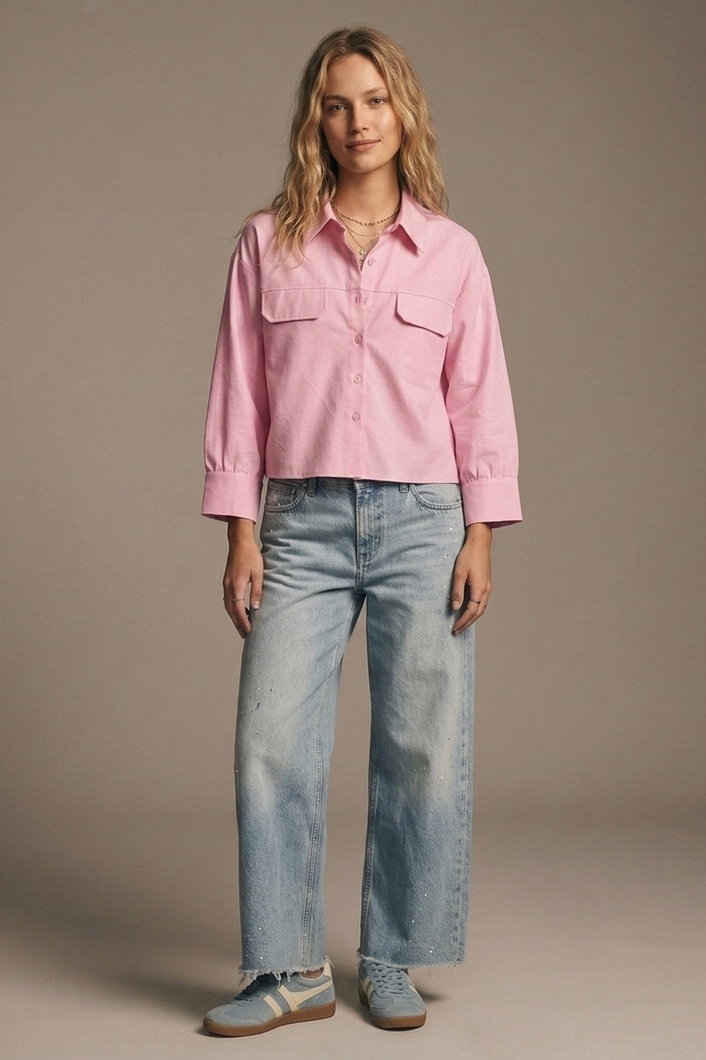 Camisa corta de tela oxford rosa con bolsillos en el pecho