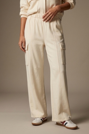 Pantalones anchos de pierna con bolsillos cargo y cintura elástica en viscosa color crema