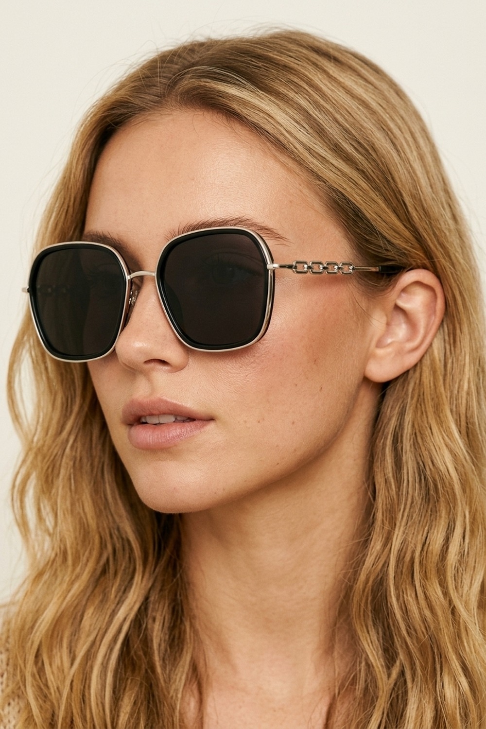 Gafas de sol oversize con detalle de cadena de metal y marco cuadrado negro