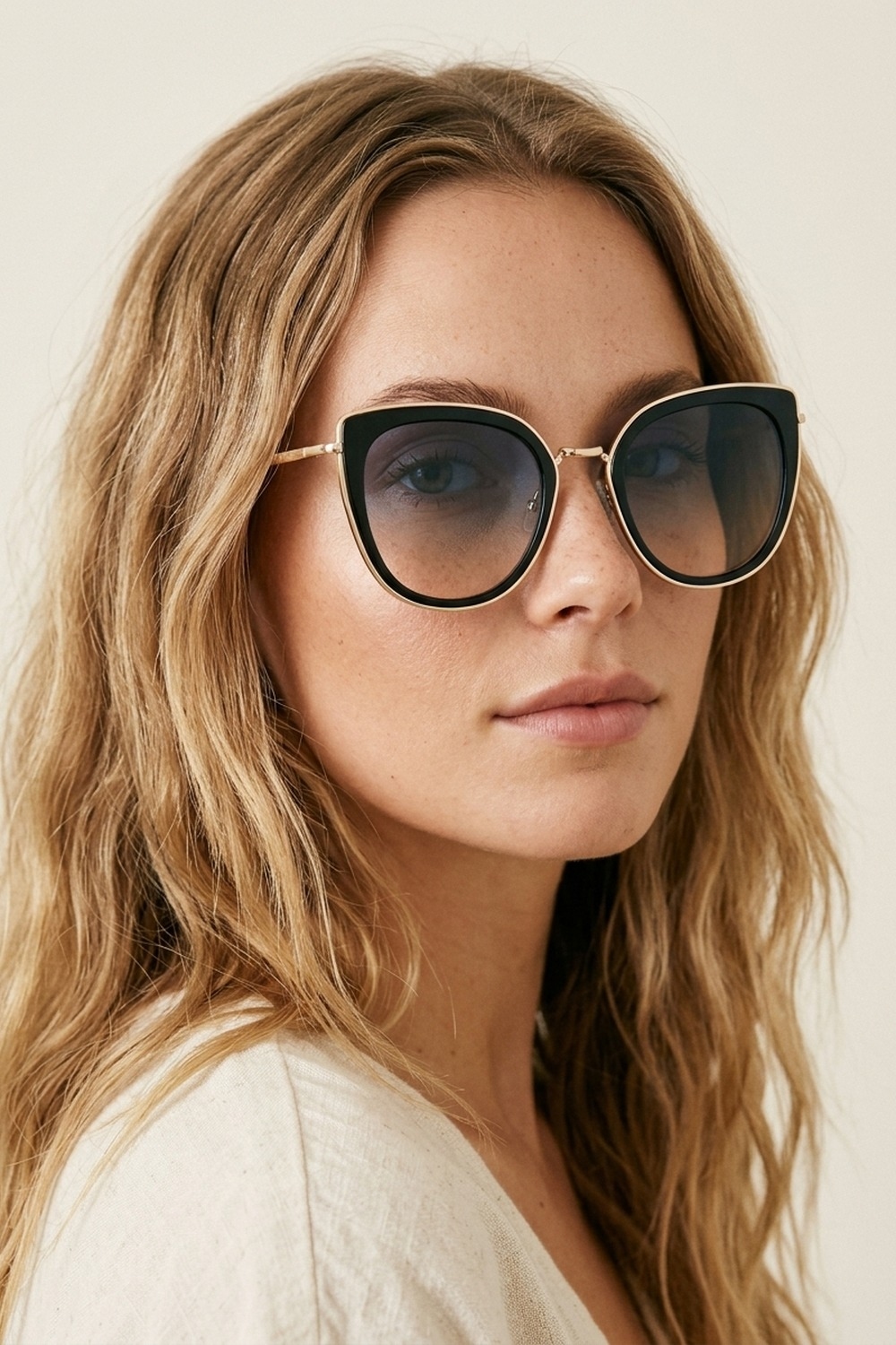 Gafas de Sol de Ojo de Gato Sobredimensionadas con Lente de Gradiente Negro y Borde Dorado