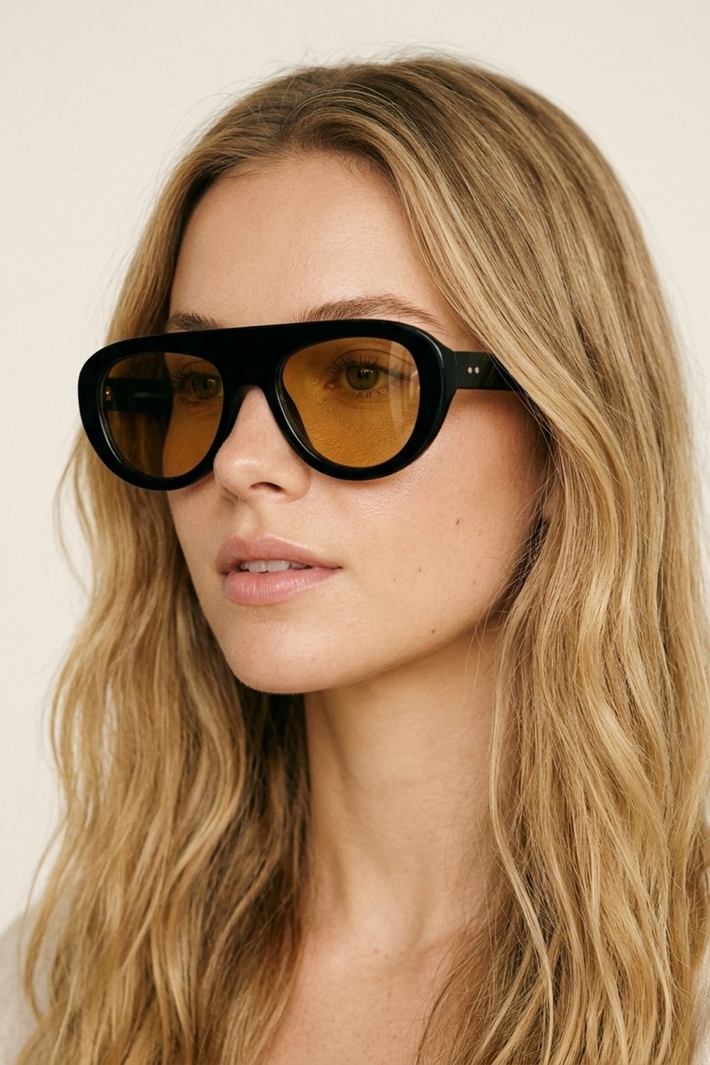 Gafas de sol negras de gran tama&ntilde;o con montura ancha y lentes marrones