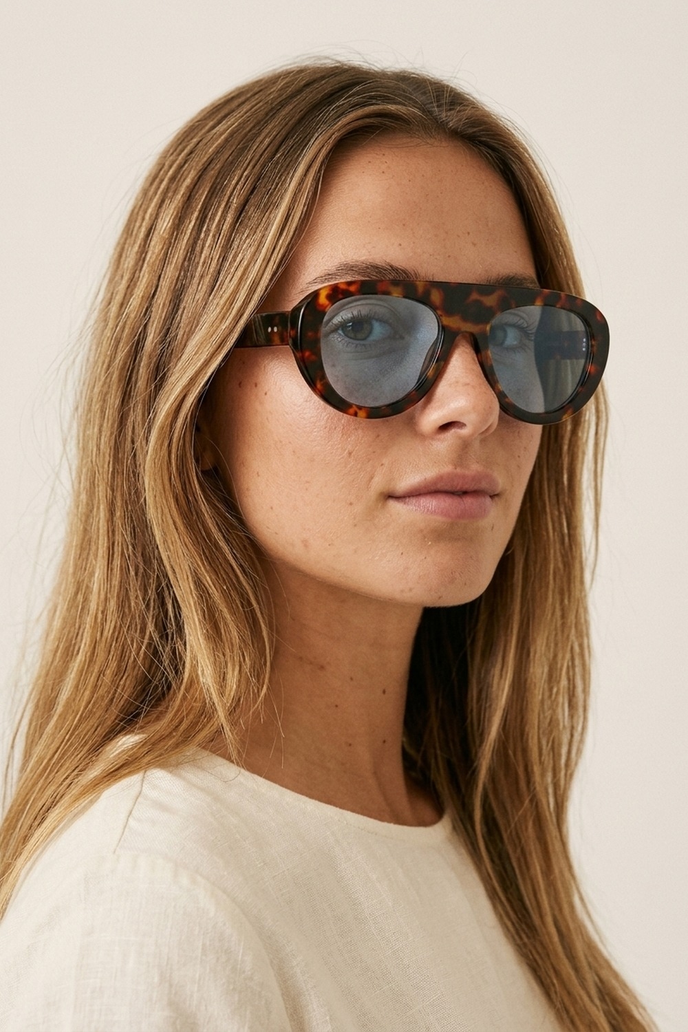Gafas de sol con montura ovalada de carey multicolor y lentes azules