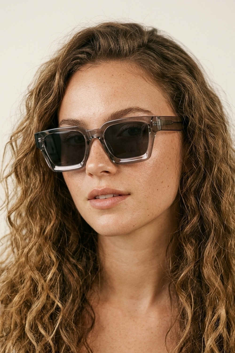 Gafas de Sol de Moda con Marco Cuadrado Transparente Gris y Lentes Oscuros Gafas de Sol de Moda con Marco Cuadrado Transparente Gris y Lentes Oscuros