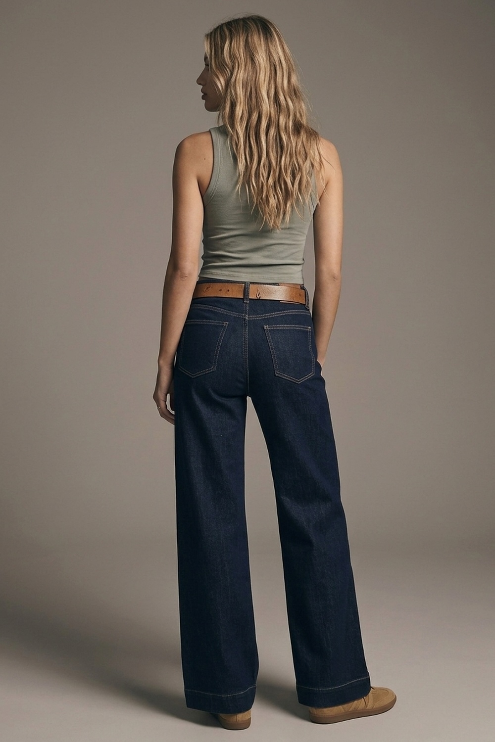 Jeans de pierna ancha de tiro alto en denim oscuro con costuras en contraste