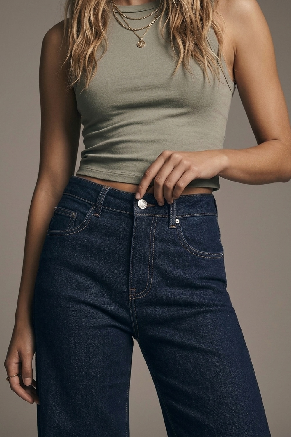 Jeans de pierna ancha de tiro alto en denim oscuro con costuras en contraste