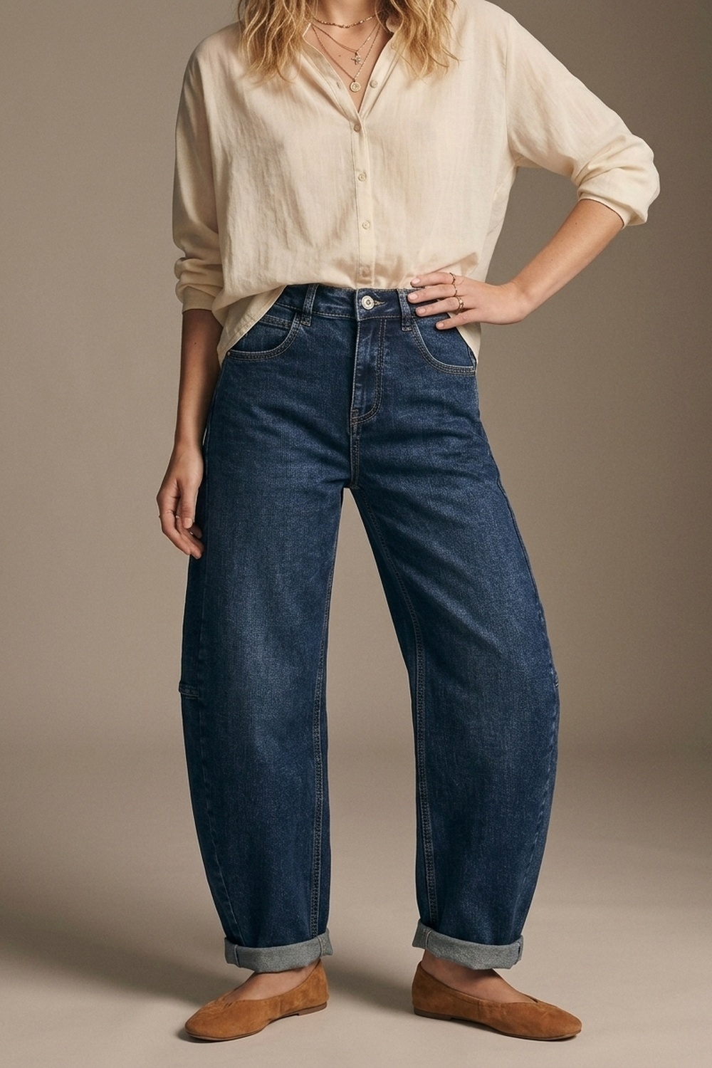 Jeans de mezclilla azul oscuro de pierna ancha con dobladillo vuelto y costuras laterales