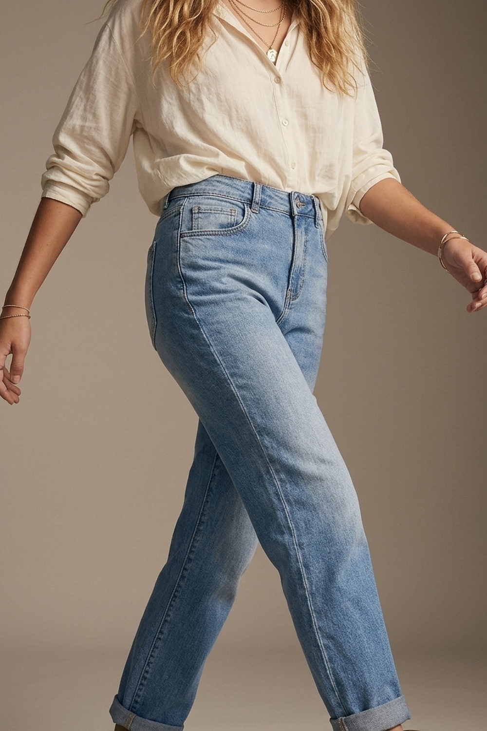 Jeans de mezclilla azul con lavado medio y pernera recta en estilo mom Jeans de mezclilla azul con lavado medio y pernera recta en estilo mom