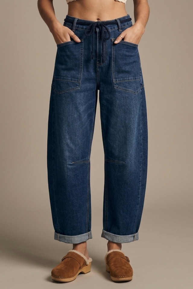Jeans anchos de pierna recortada con cintura de cord&oacute;n y pu&ntilde;o enrollado en azul denim.