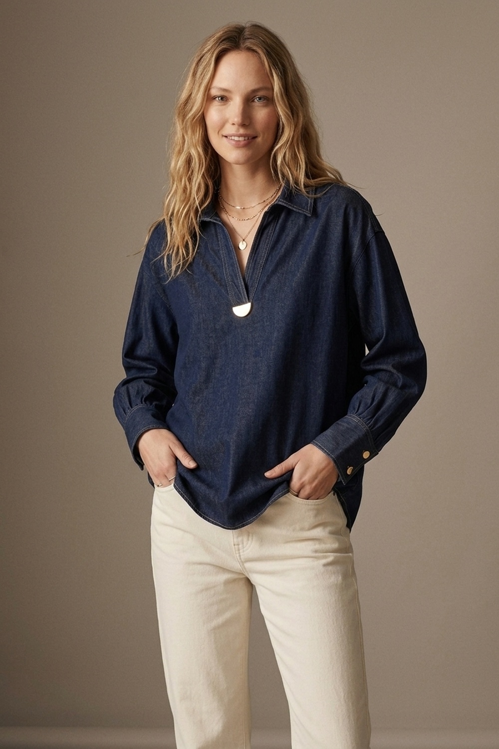 Camisa en denim ligera con ribete dorado en cuello en V