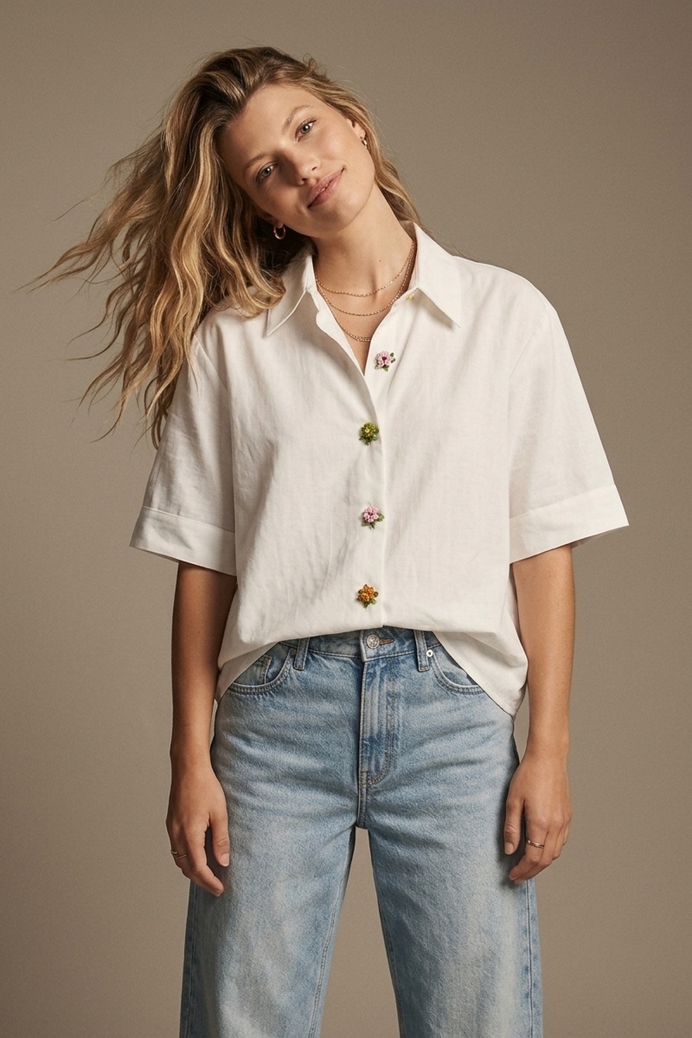 Camisa Blanca de Tencel con Botones de Flor de Joya Camisa Blanca de Tencel con Botones de Flor de Joya
