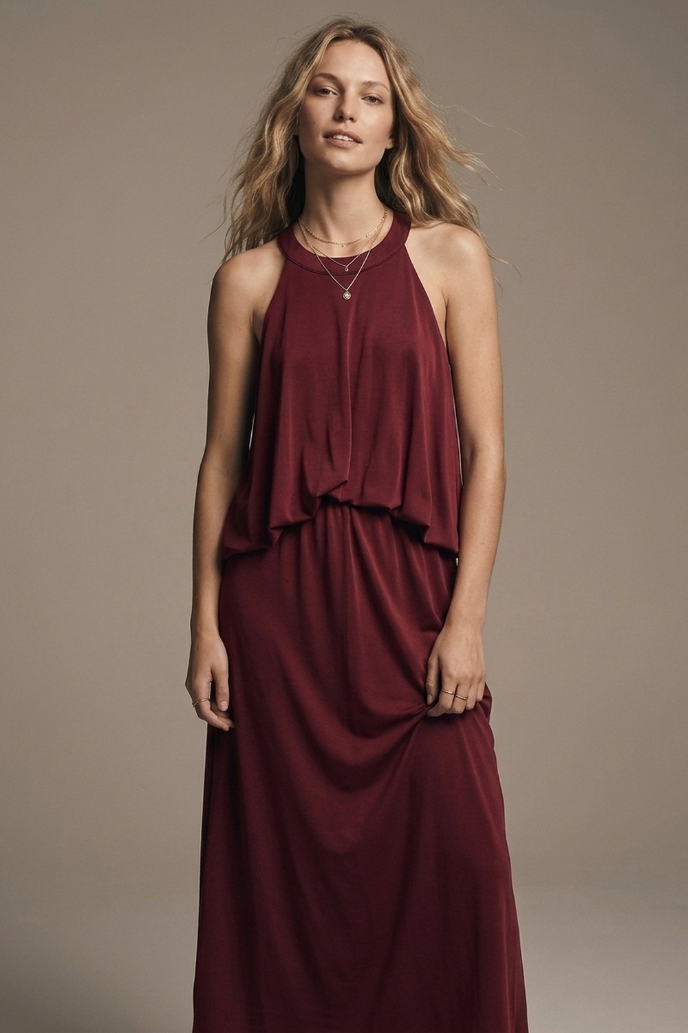 Vestido Maxi de Cuello Halter de Tela El&aacute;stica Suave en Burdeos