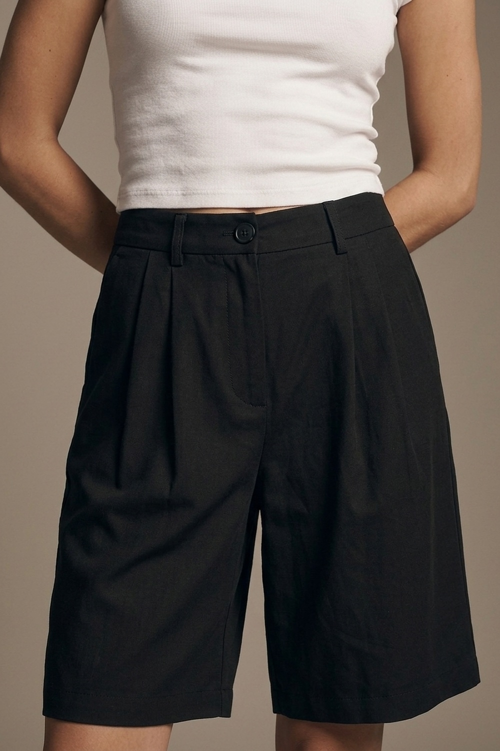 Pantalones cortos bermuda plisados negros con largo a la rodilla y ajuste entallado