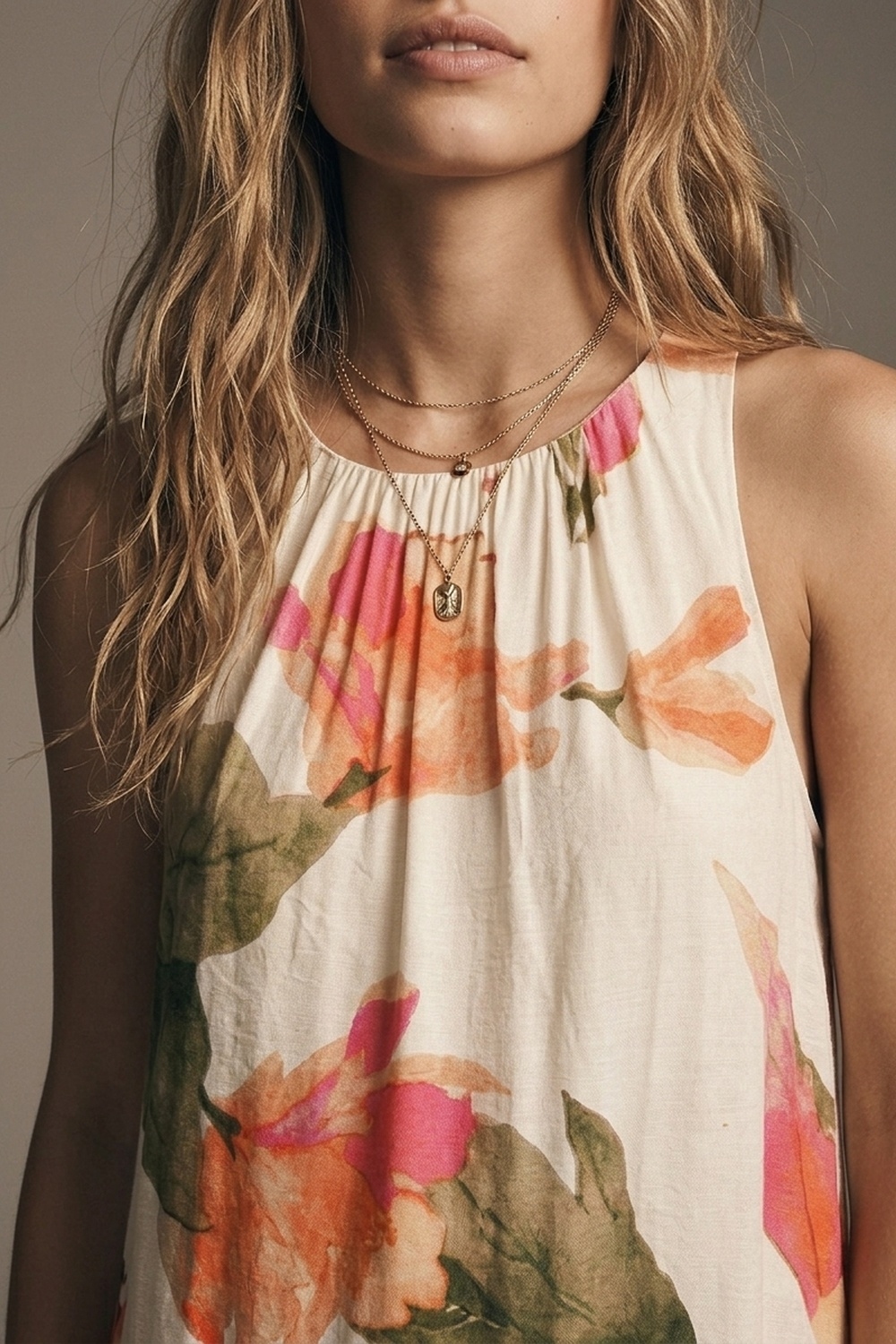 Vestido maxi sin mangas tejido ligero con estampado floral crema corte holgado Vestido maxi sin mangas tejido ligero con estampado floral crema corte holgado