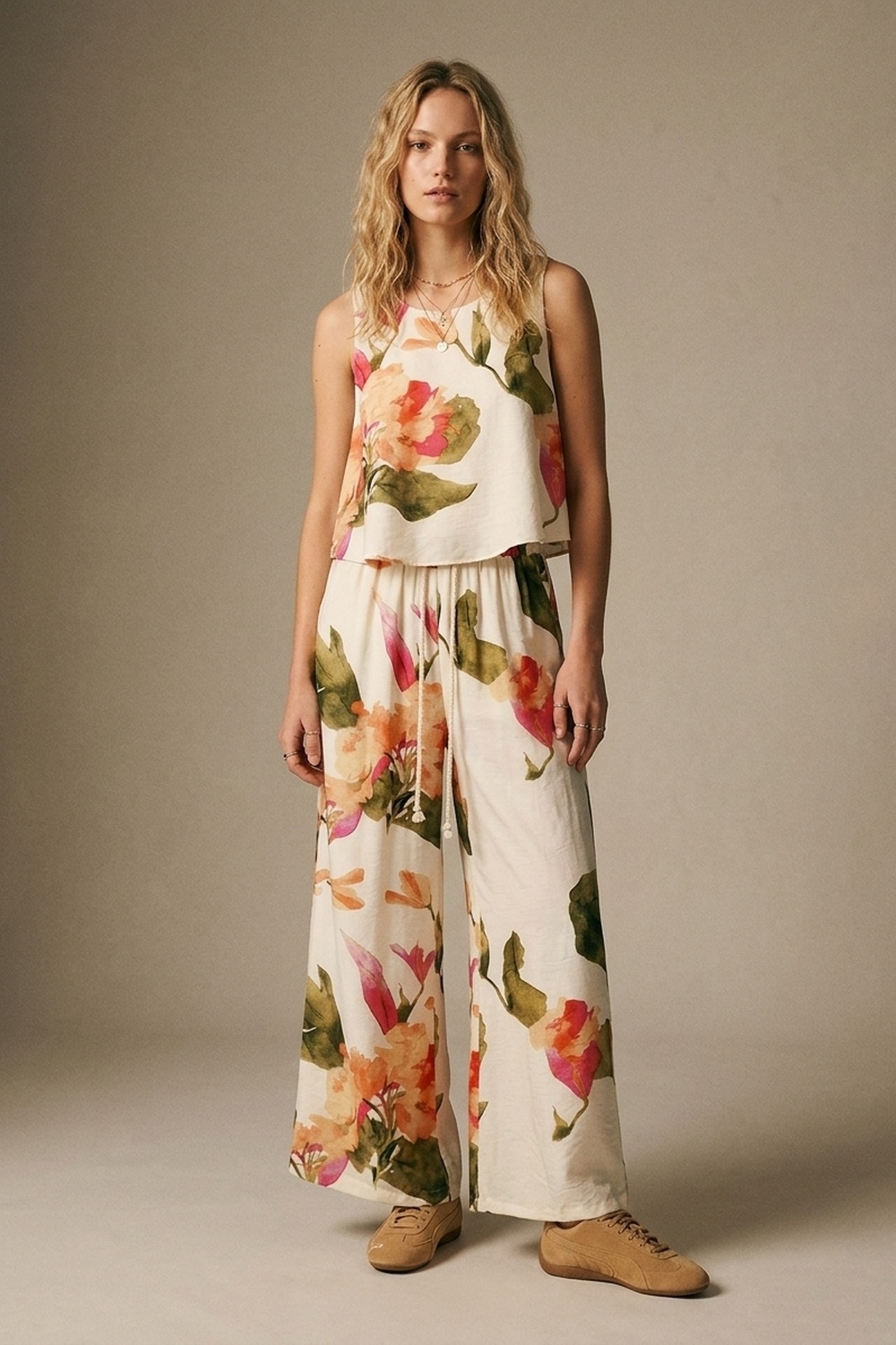 Top sin mangas con estampado floral crema Top sin mangas con estampado floral crema