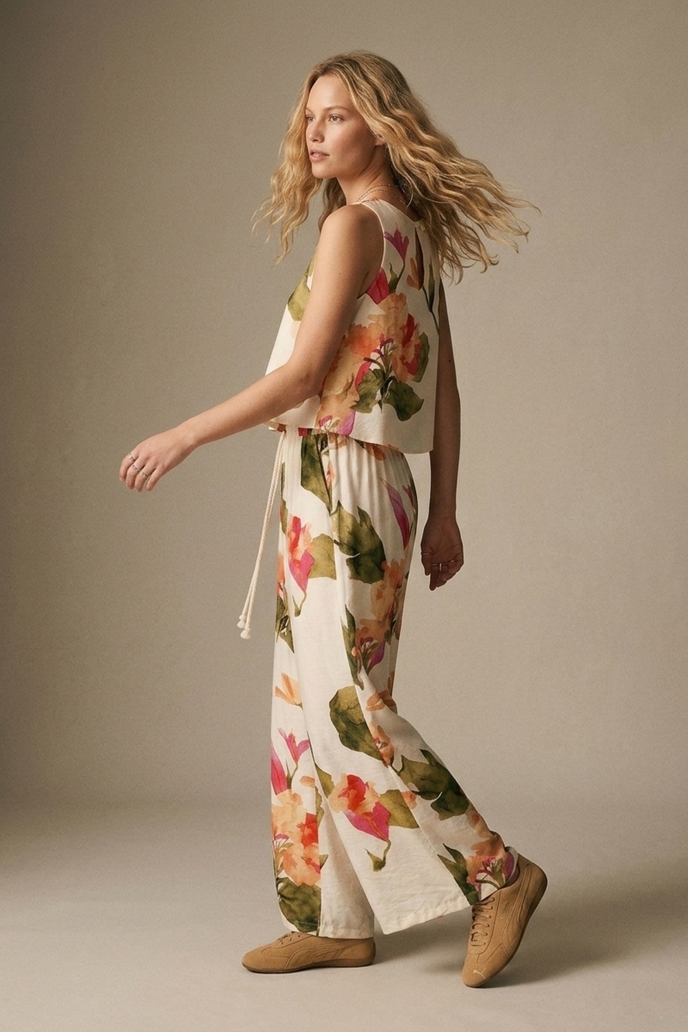 Top sin mangas con estampado floral crema Top sin mangas con estampado floral crema