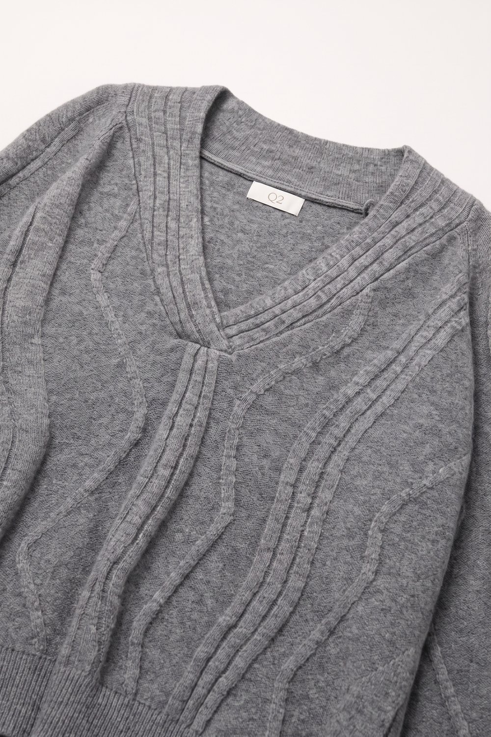 Suéter de punto con textura en forma de ondas y cuello en V en gris Suéter de punto con textura en forma de ondas y cuello en V en gris