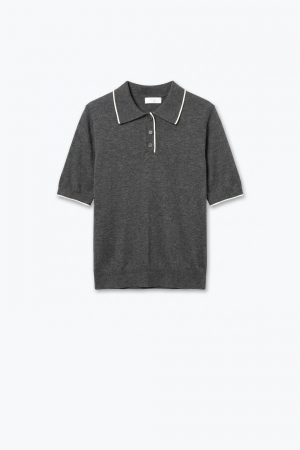 Suéter gris de manga corta de punto fino con ribete en contraste y cuello tipo polo