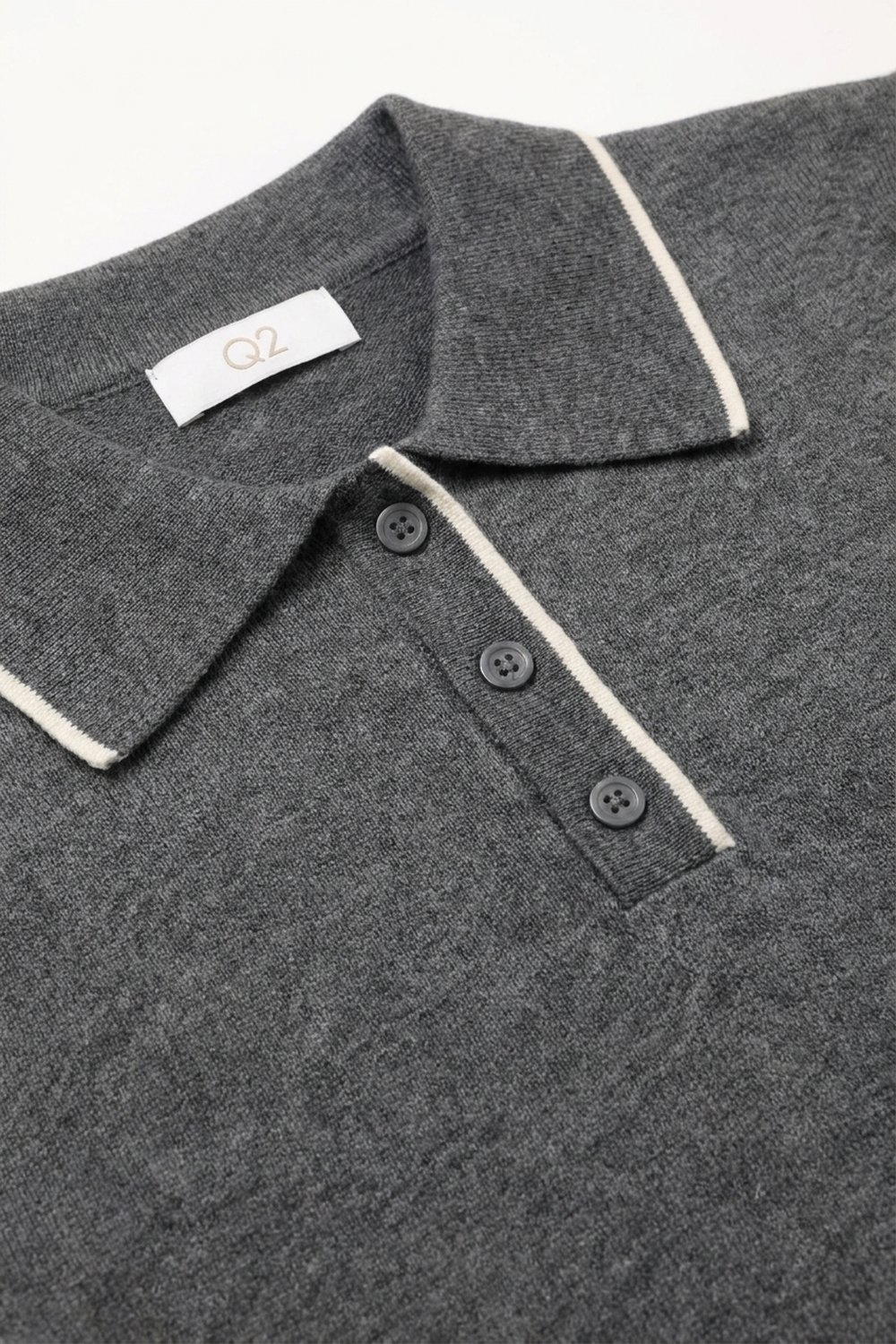 Suéter gris de manga corta de punto fino con ribete en contraste y cuello tipo polo Suéter gris de manga corta de punto fino con ribete en contraste y cuello tipo polo