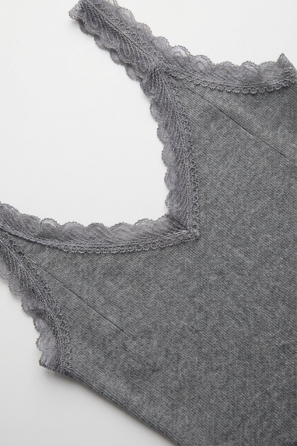 Camiseta de punto fino con ribete de encaje en contraste en gris Camiseta de punto fino con ribete de encaje en contraste en gris