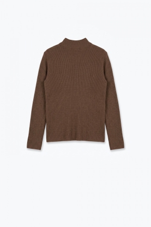 Suéter de lana merino de canalé fino en color camel con cuello simulado