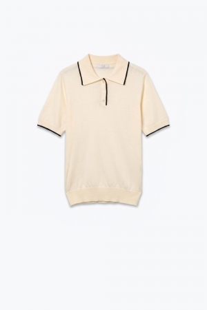 Suéter de punto fino crema con ribete en contraste y cuello de polo con botones