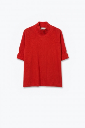 Suéter de punto acanalado rojo con cuello alto y manga hasta el codo