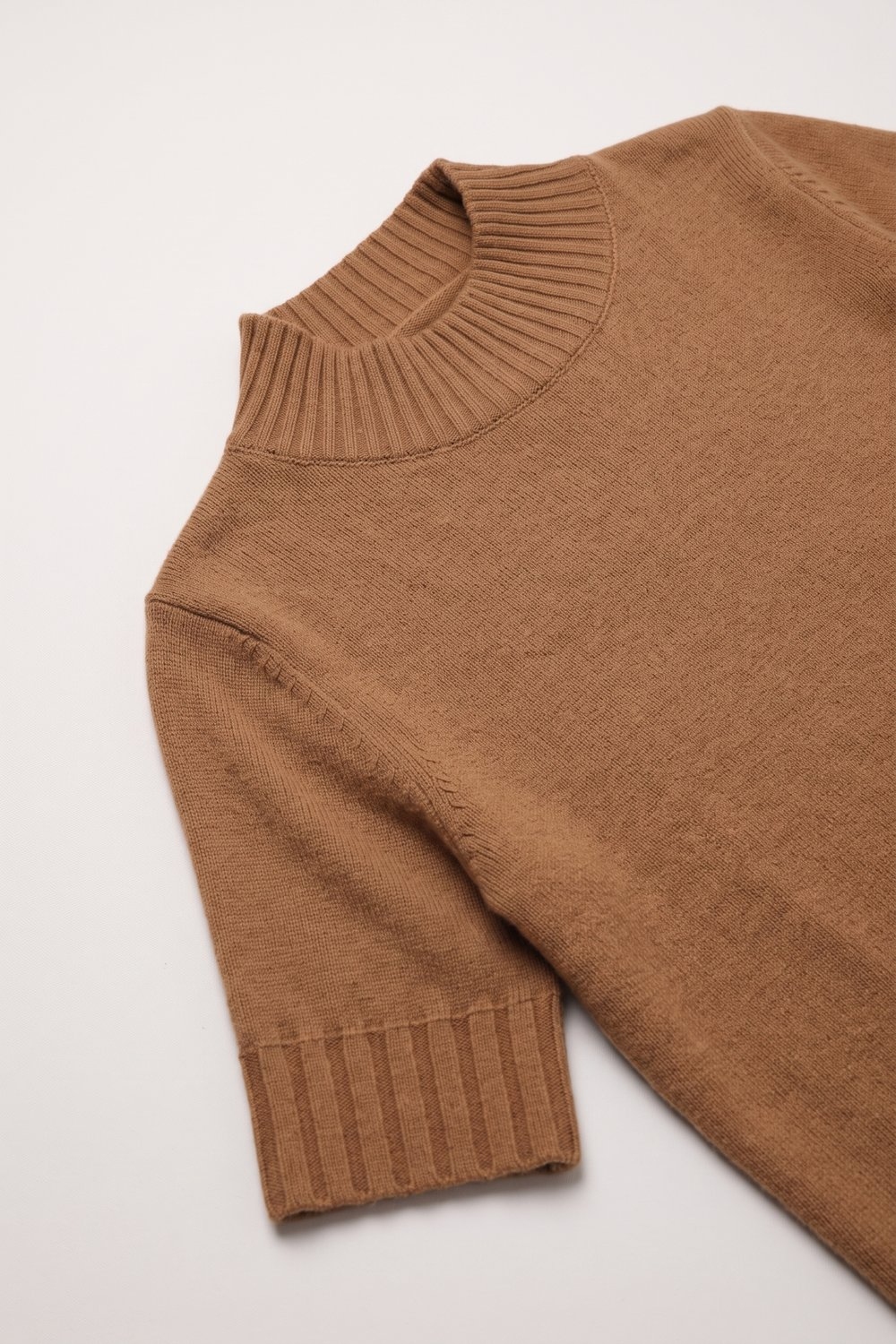 Su&eacute;ter de punto grueso camel con cuello alto y manga hasta el codo