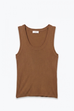 Suéter sin mangas de punto fino de canalé color camel con cuello redondo y tirantes anchos