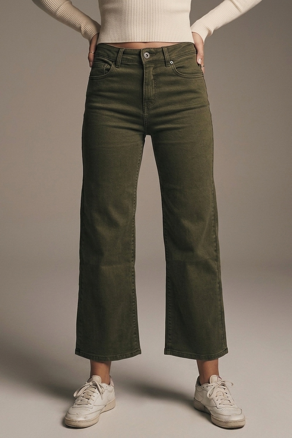 Jeans de pierna ancha recortados en color caqui Jeans de pierna ancha recortados en color caqui