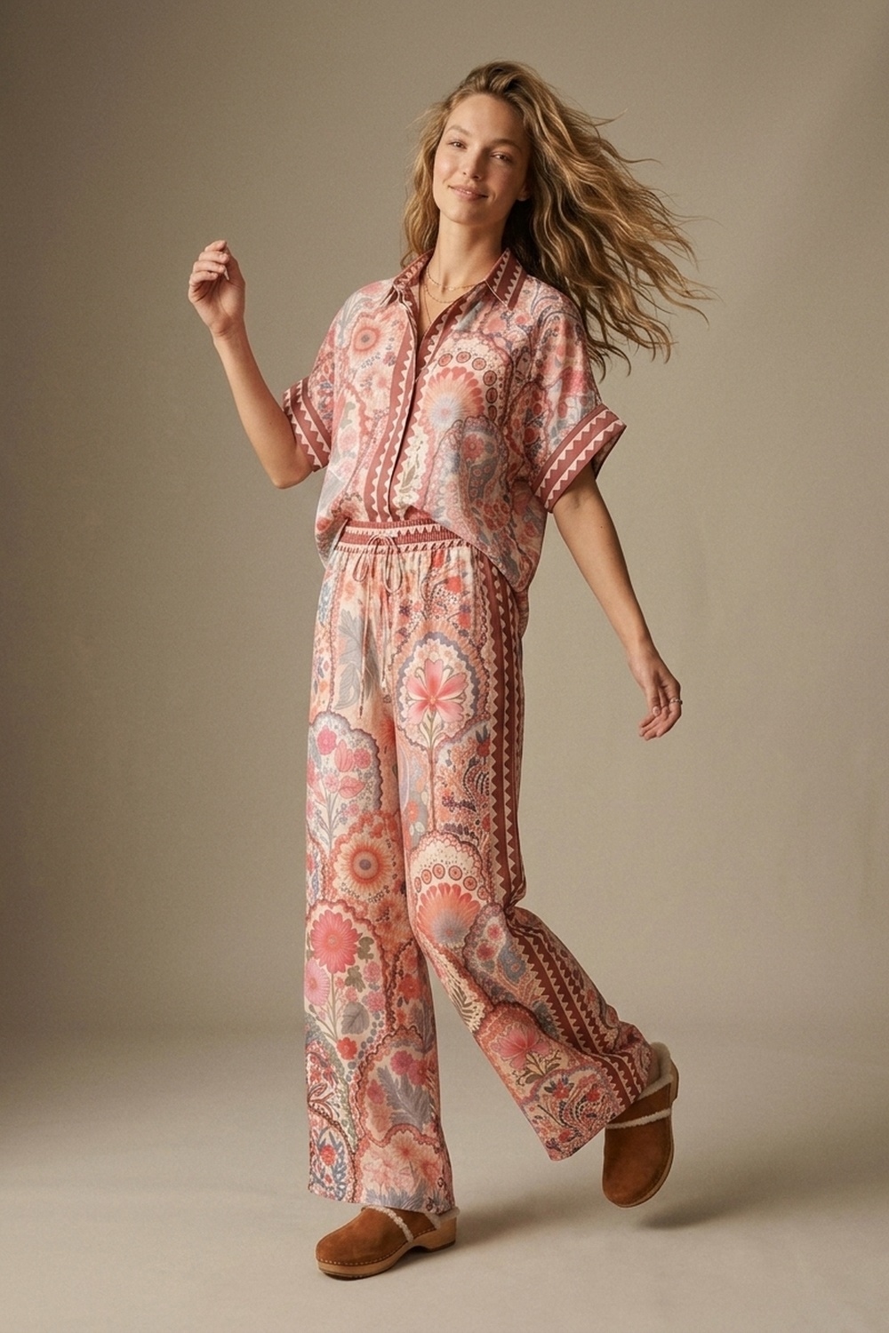 Pantalones de tela tejida ligera con estampado floral multicolor y cintura ancha